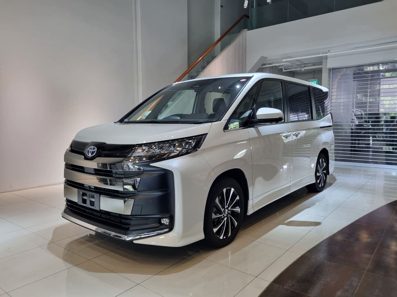 Toyota Noah - 1